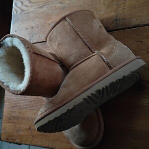 UGG Classic Short Sherling Chestnut Boots 3 Brown Tan Uggs Kids Boys Girls